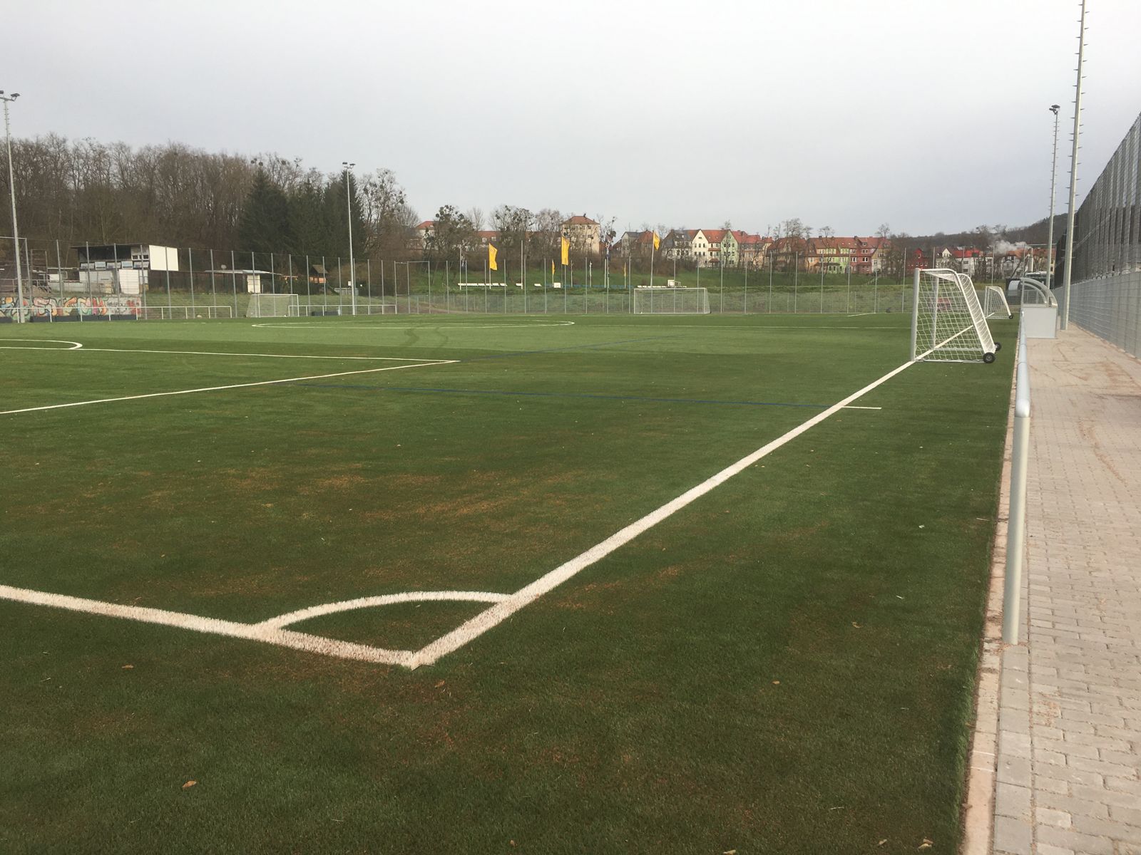 Neues Kunstrasen-Großspielfeld mit Ballfangzaun